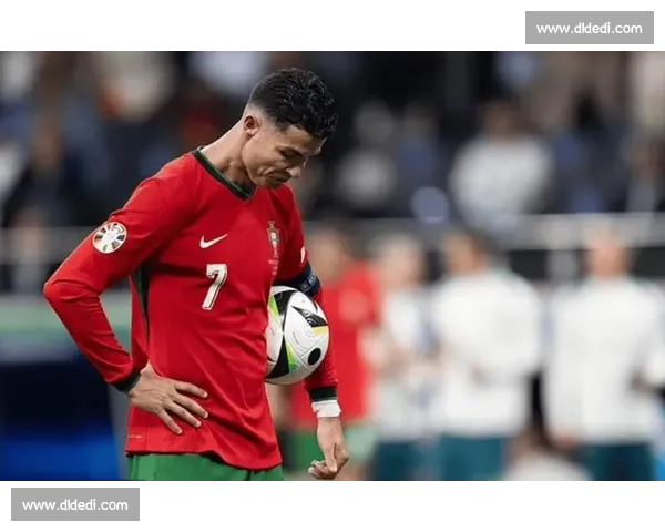 C罗关键绝杀！葡萄牙队勇夺欧洲杯冠军，传奇落幕还是新篇章